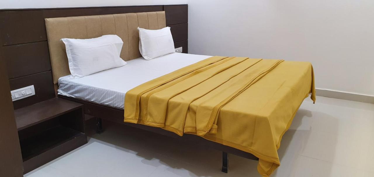 Hotel N K Будж Екстериор снимка