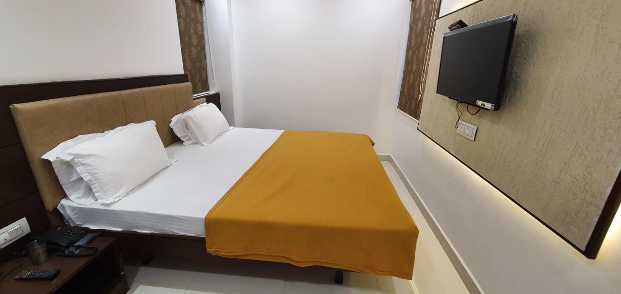 Hotel N K Будж Екстериор снимка