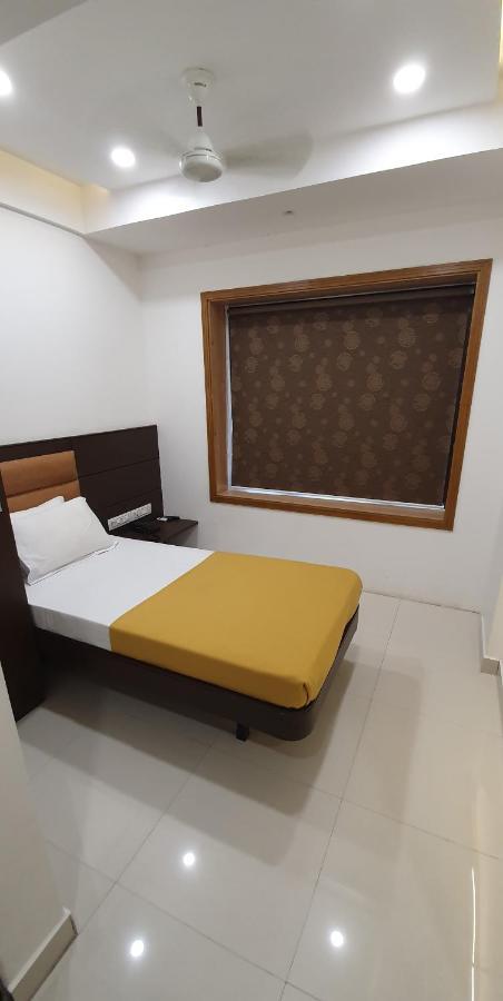Hotel N K Будж Екстериор снимка