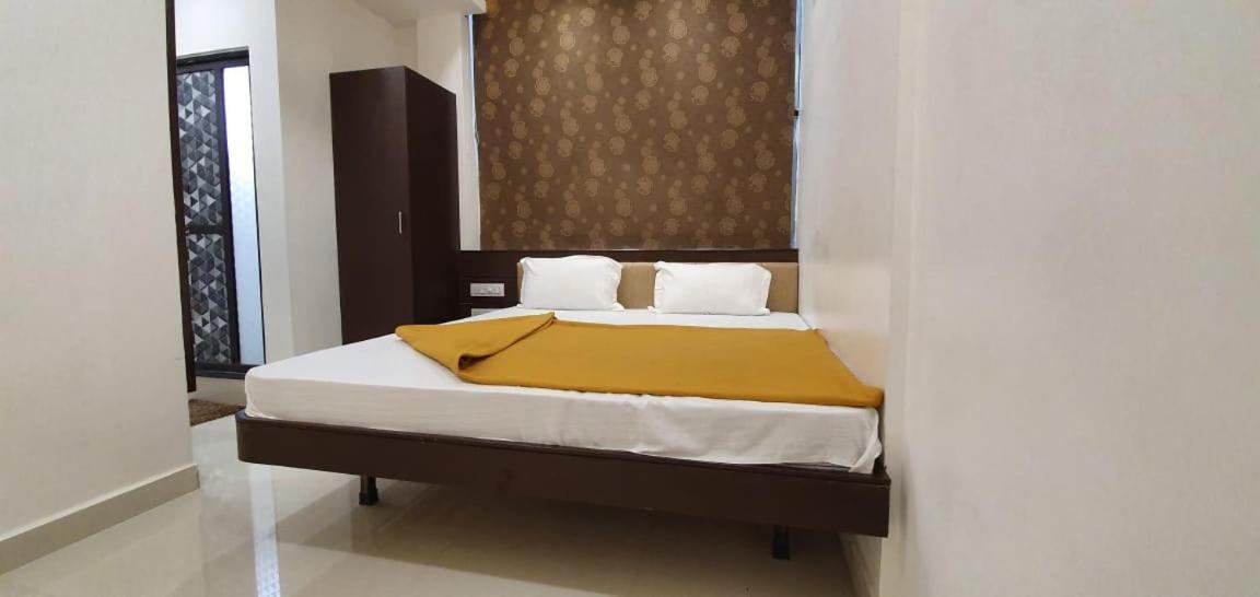 Hotel N K Будж Екстериор снимка