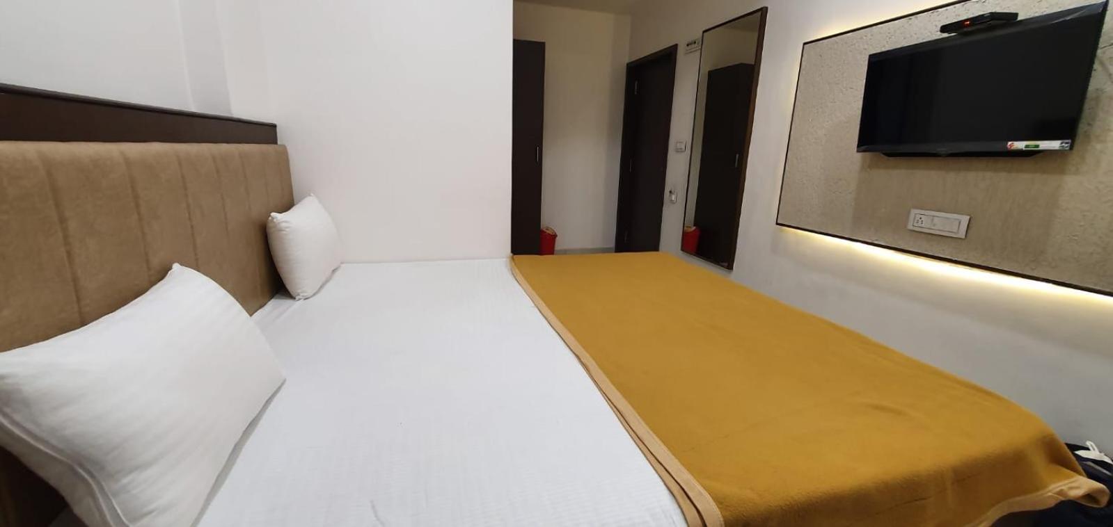 Hotel N K Будж Екстериор снимка