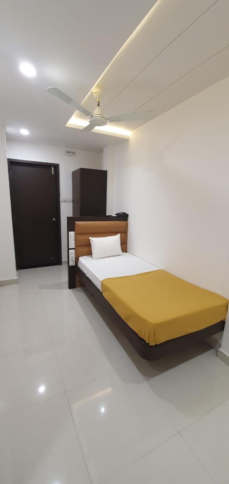 Hotel N K Будж Екстериор снимка