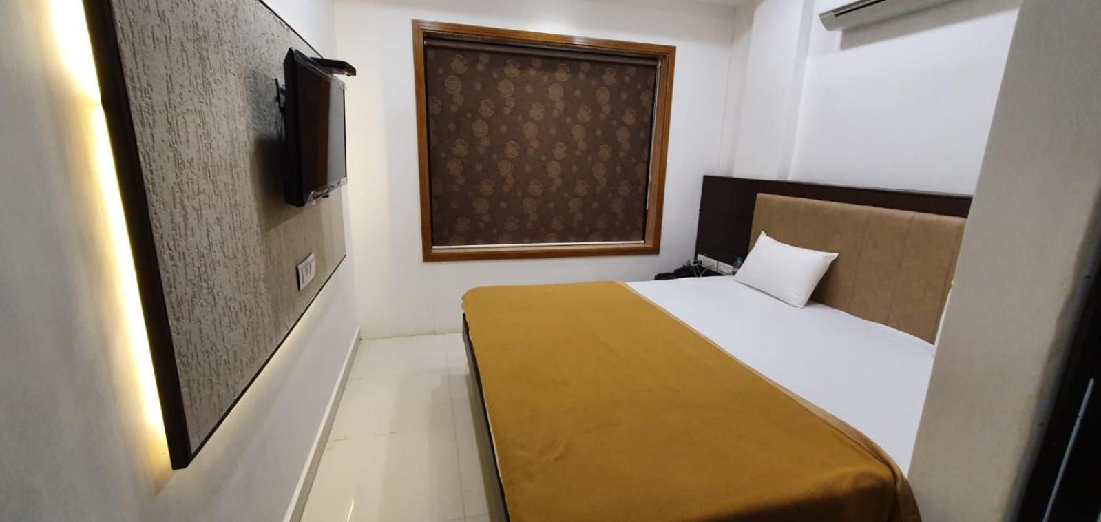 Hotel N K Будж Екстериор снимка