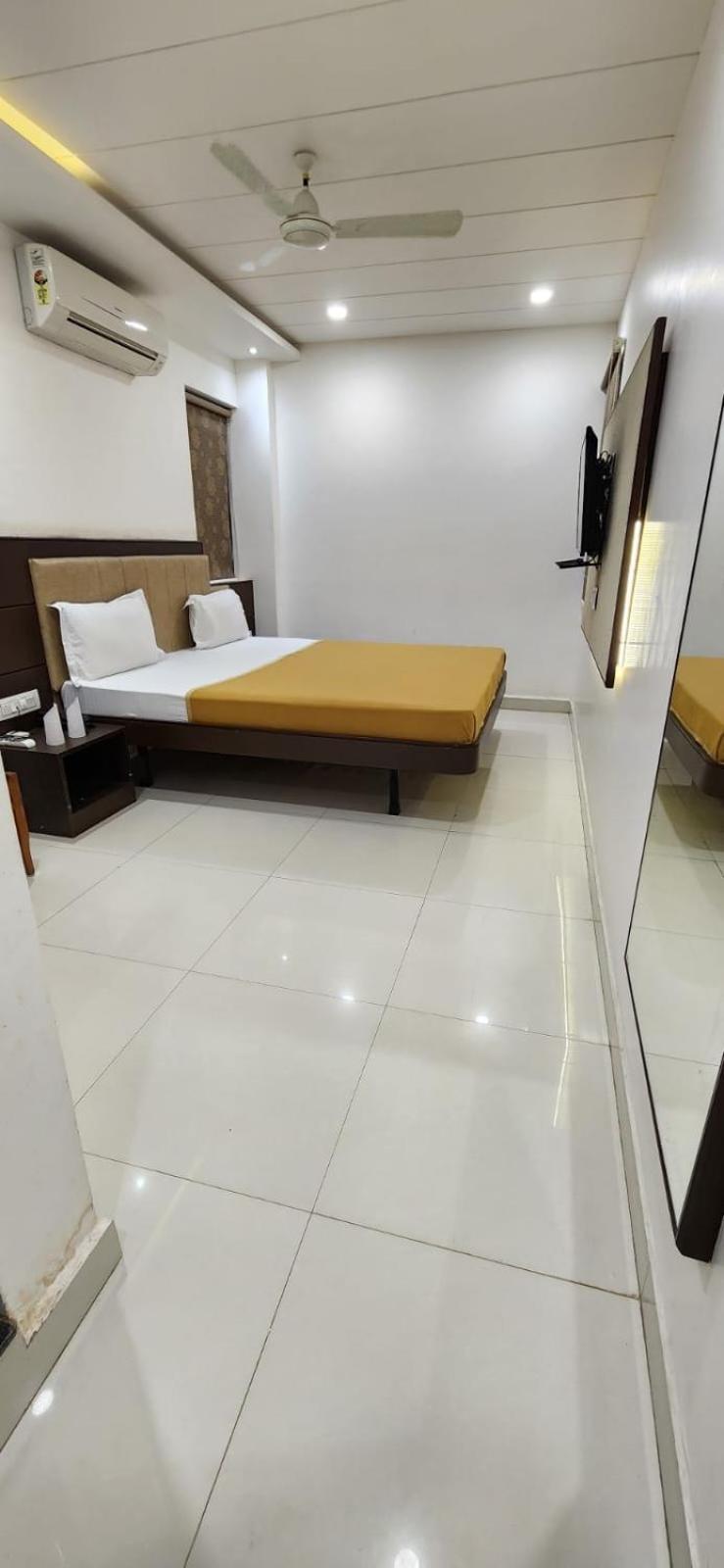 Hotel N K Будж Екстериор снимка
